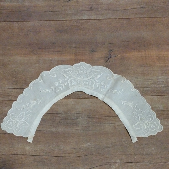 Embroidered Lace Collar - Picture 1 of 3